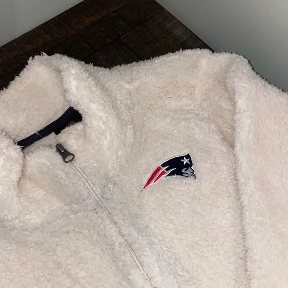 NFL New England Patriots.  Size XL .  Sherpa Like, Zip Up Jacket In White. - Picture 2 of 6